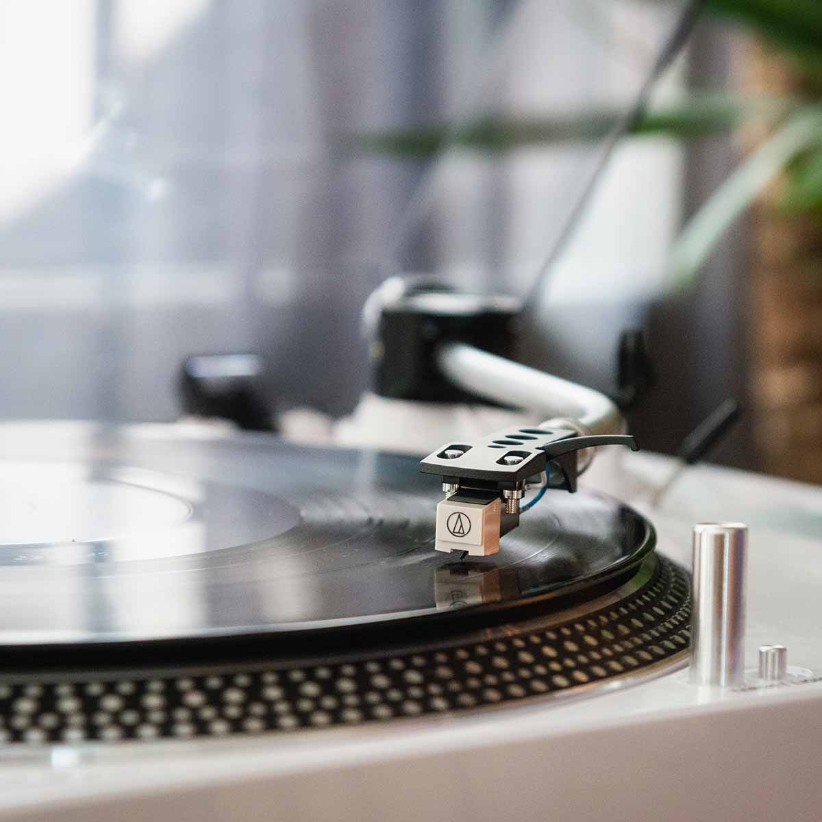 Lenco L-3810 Direct-Drive Turntable w/ Pinch Control