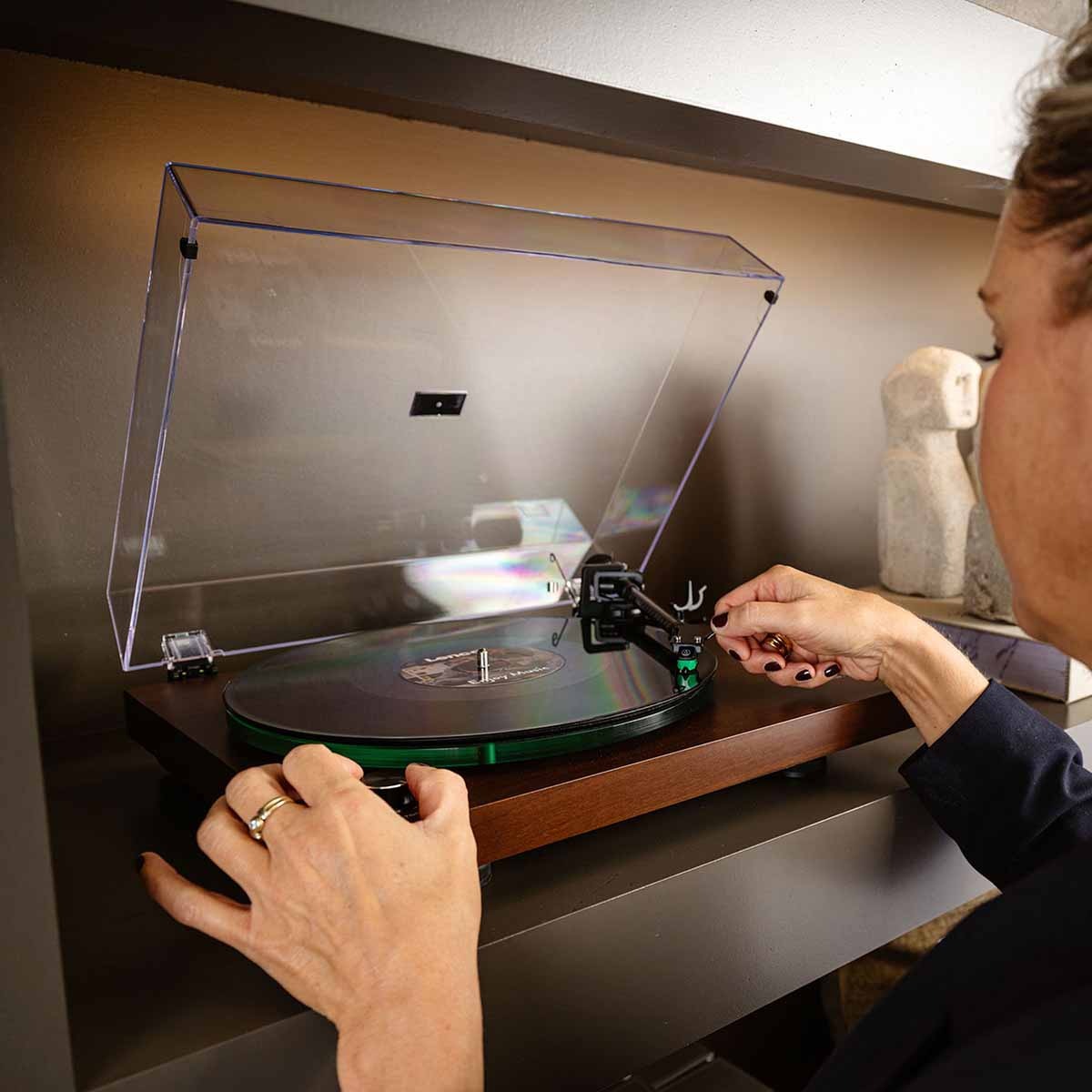 Lenco OPEN BOX LBT-225 Bluetooth Turntable w/Glass Platter and AT-VM95E Cartridge - Walnut - A Grade