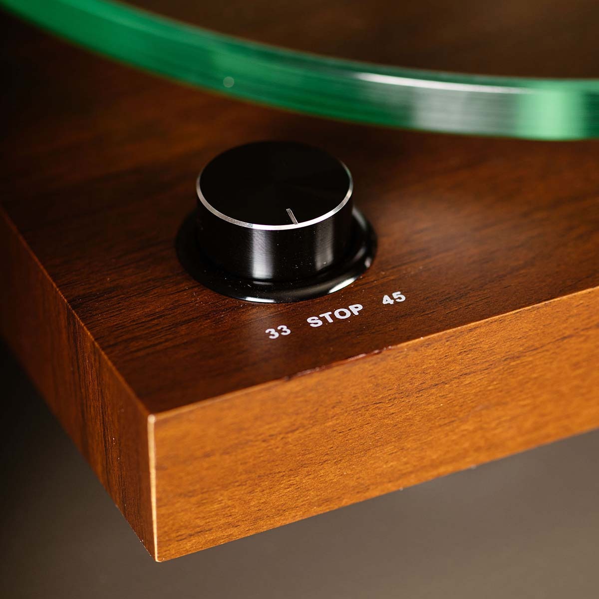 Lenco OPEN BOX LBT-225 Bluetooth Turntable w/Glass Platter and AT-VM95E Cartridge - Walnut - A Grade